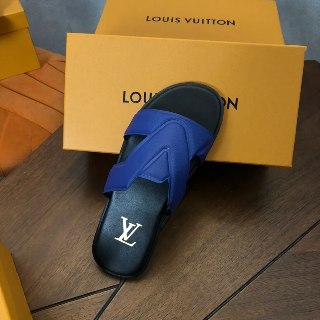 Factory price: 270💰LV counters are selling new brand luxury men's slippers, casual, loose and comfortable. The must-have model in the picture above [Happy][Happy], multiple colors available Size: 38-44, customized 45